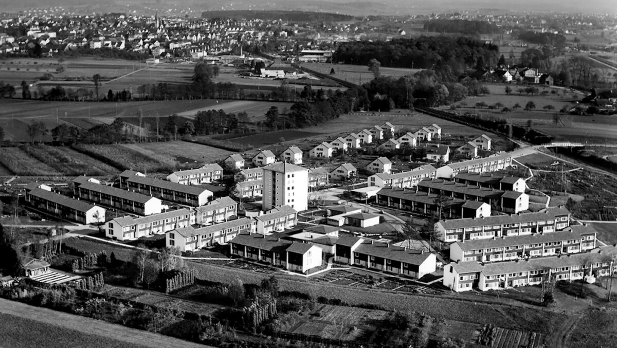 Die Gründersiedlung Auzelg in Zürich-Schwamendingen wurde 1952 erbaut: 132 Wohnungen in einfacher Holzbauweise.