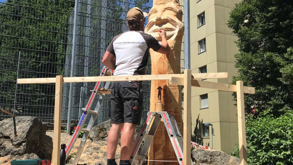 Linde schnitzen in der Siedlung Friesenberg