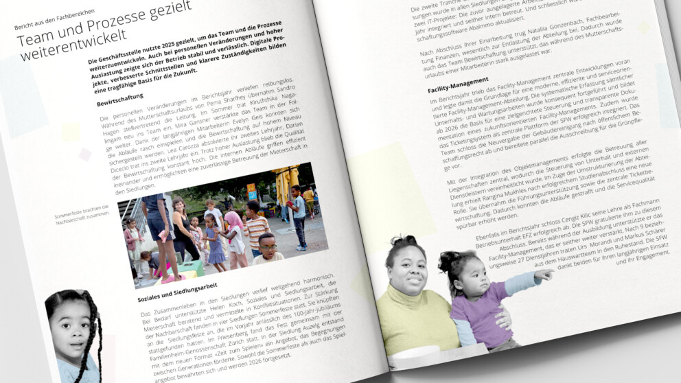 Ein aufgeschlagenes Magazin mit deutschem Text, das Fotos von Kindern zeigt, die im Freien spielen, und eine Frau mit einem jungen Mädchen, die zusammensitzen und sich unterhalten.
