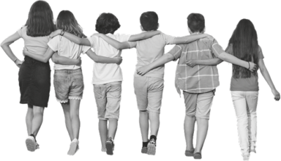 Sechs Kinder, die mit den Armen um die Schultern der anderen gelegt von der Kamera weggehen.