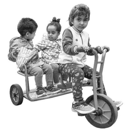 Drei Kinder, die gemeinsam auf einem Dreirad fahren.